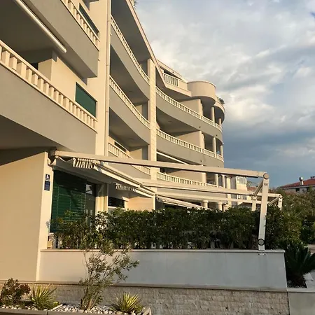 Ambasador Макарска